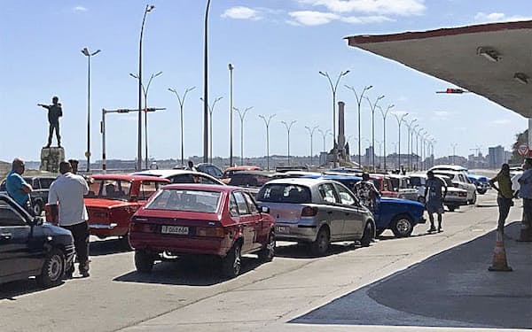 燃料不足が深刻化するキューバではガソリンスタンドに長蛇の列ができた（4月、ハバナ）＝共同