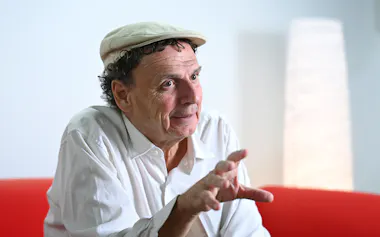 「状況を作り、人々が自然に話し出す瞬間を待つ」と語るホセ・ルイス・ゲリン監督