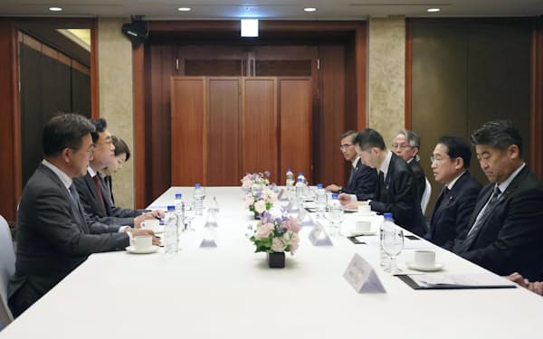 韓日議員連盟の所属議員らと面会する岸田首相（右から2人目、8日、ソウル）＝内閣広報室提供・共同