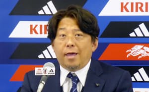 サッカーU-20W杯の日本代表を発表する冨樫監督（8日、東京都内）=共同