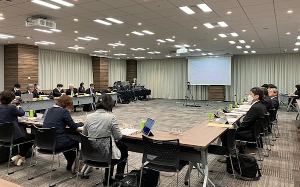 公的年金の制度改正などを議論する年金部会が開かれた（８日、東京都内）