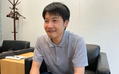 「演技している体は演劇的なもの。それを小説で書くっていうのは多分誰も書いたことがない。だから書こうかなと」と語る