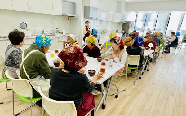 千葉県流山市のシニア食堂は毎回30人ほどが参加する