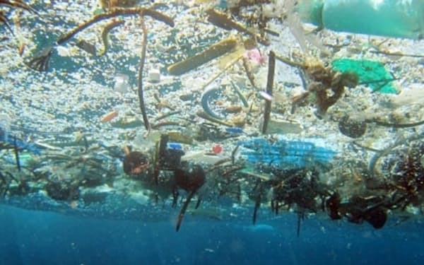 海に浮かぶ大量のプラスチックごみ（米海洋大気局提供）＝共同