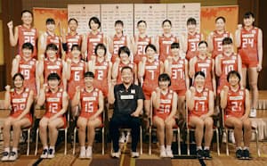 写真に納まるバレーボール女子日本代表の真鍋政義監督（前列中央）と主将の古賀紗理那（後列左から4人目）ら（8日、東京都港区）=共同