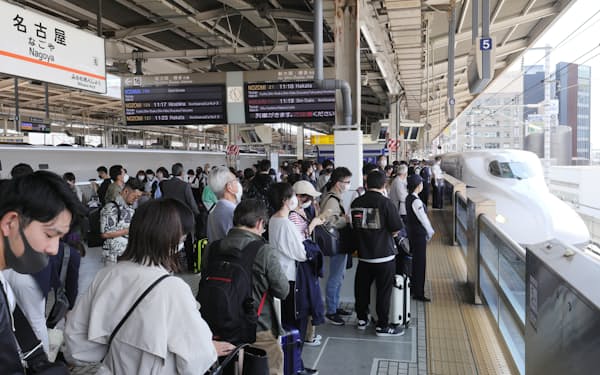 多くの乗客で混雑する名古屋駅の新幹線ホーム（3日、名古屋市）