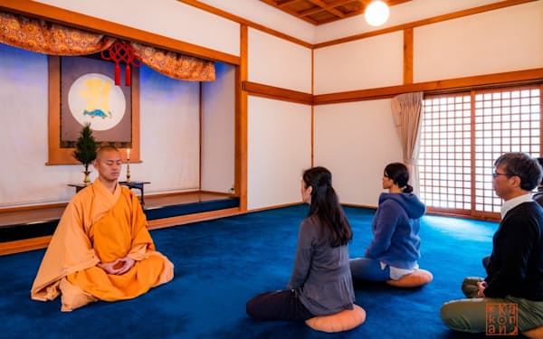 ツアーでは、宿坊「恵光院」での写経や阿字観（あじかん）という瞑想体験が含まれる