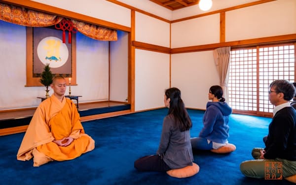 ツアーでは、宿坊「恵光院」での写経や阿字観(あじかん)という瞑想体験が含まれる