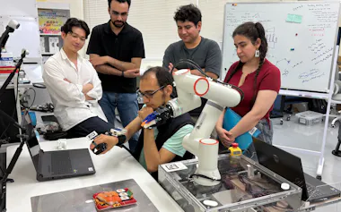 ロボットの実験をするリアルタッチの社員(6月、札幌市)