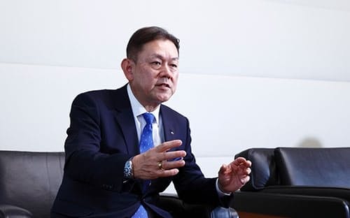 川添雄彦氏　1961年生まれ。87年NTT入社。サービスイノベーション総合研究所長などを経て2018年取締役、20年常務執行役員、22年から現職（写真：竹井俊晴）