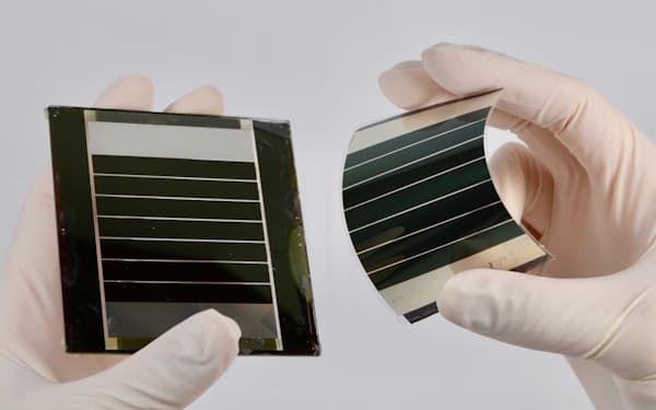 京大が開発した新材料を使ったペロブスカイト型太陽電池のモジュール=京都大学提供