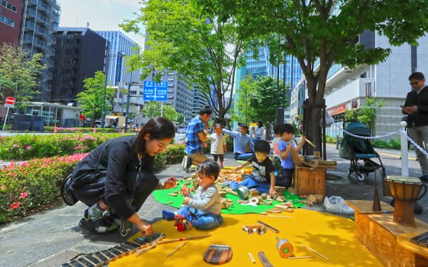 広い歩道に作られた遊び場は子どもたちでにぎわう(4月、東京都港区の新虎通り)