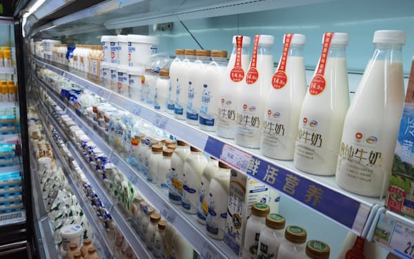 中国のスーパーに並ぶ伊利の牛乳（2022年、遼寧省大連市）