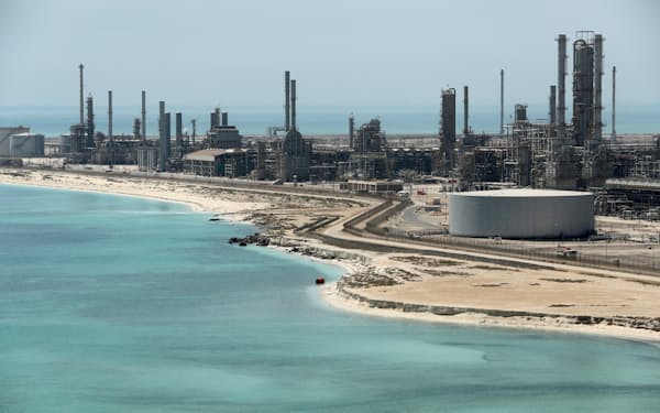 記録的な原油高が一巡した反動で減益となった（サウジアラビアにあるアラムコの石油施設）＝ロイター