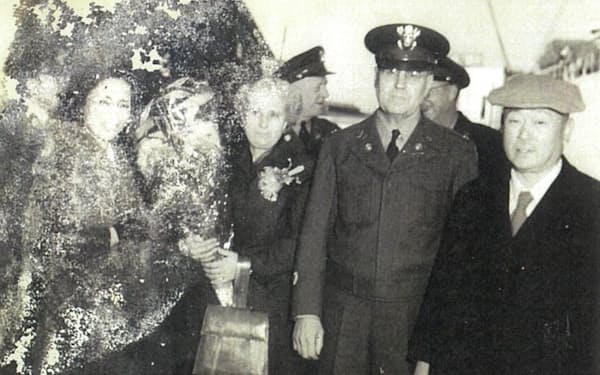 渡米した父・康次郎(右端)とレムニッツァー陸軍大将(右から2人目)