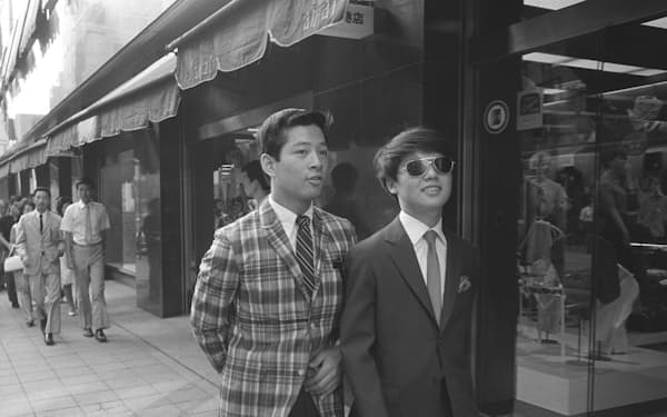 アイビーファッションに身を包んだ「みゆき族」(東京・銀座)=共同