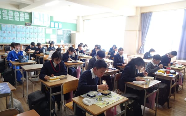 中学校でも全員に給食を提供する動きが強まっている（神戸市内の中学校）
