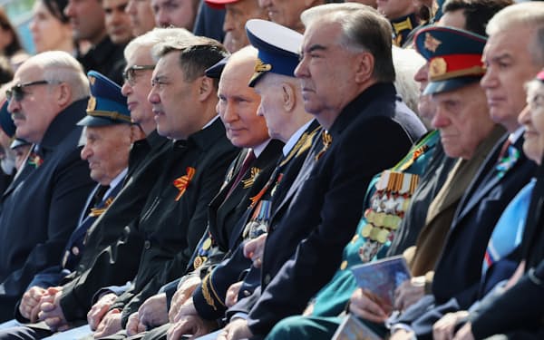 ９日、ロシア・モスクワでの軍事パレードには旧ソ連諸国の首脳が参加した＝ロイター