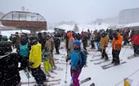 ニセコのスキー場はインバウンド客でごった返した(2月、北海道倶知安町)
