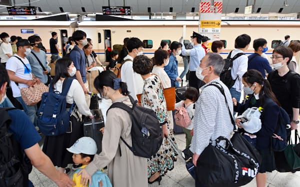 行楽地や古里などで過ごした人たちで混雑するJR東京駅の新幹線ホーム（６日）