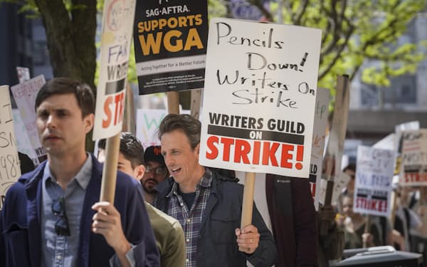 著名な司会者も脚本家たちのストライキに参加している（9日、米ニューヨーク）＝AP