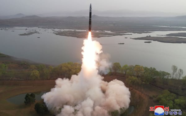 北朝鮮が4月13日に試射した新型ICBM「火星18」＝朝鮮通信