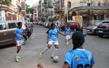 インド・コルカタの路上でサッカーに興じる子供たち。インドでもサッカーの人気はそれなりに高いがワールドカップへの道は遠い=ロイター