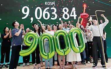 韓国総合株価指数(KOSPI)は6月18日に史上最高値となる9000超となり、年始の2倍以上に上昇した(写真・AP/アフロ)