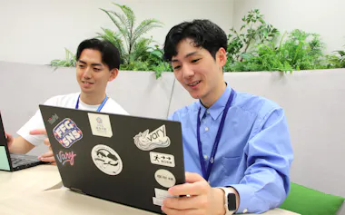 富岡龍太朗さん㊨は2022年に福岡銀行に入行した