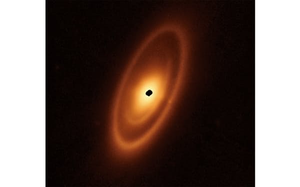恒星「フォーマルハウト」の周りに3本の輪が写っている＝NASAなど提供