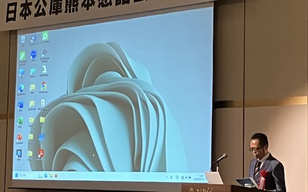 セミナーで講演する台北駐福岡経済文化弁事処の洪副処長（10日、熊本市）