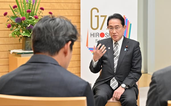 日本経済新聞の単独インタビューに答える岸田首相（10日、首相官邸）