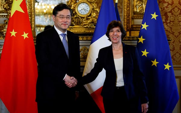 中国の秦剛国務委員兼外相㊧と会談するフランスのコロナ外相（10日、パリ）＝ＡＰ