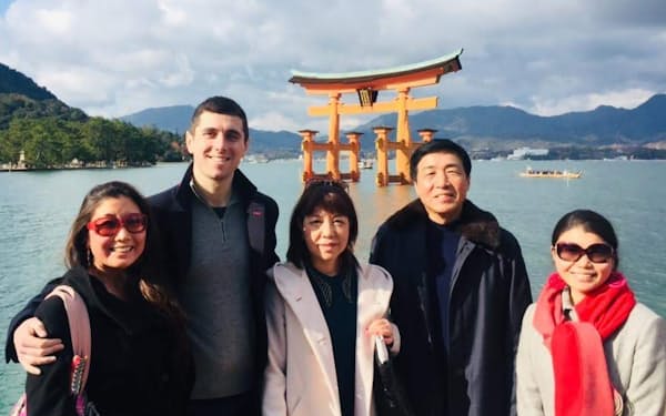 広島への家族旅行(左から次女とその夫、妻、石川氏、長女)