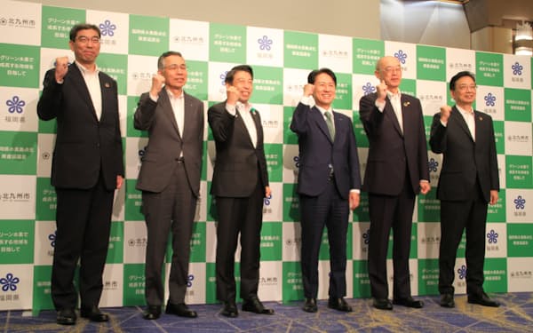 福岡県の服部誠太郎知事（左から３人目）を会長に県水素拠点化推進協議会が発足した（11日、北九州市）