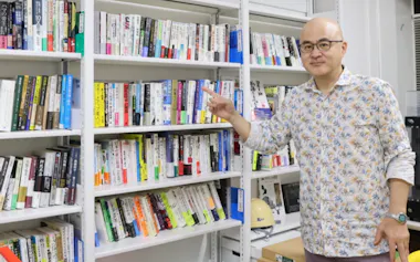 東京大学の西成教授は学生に推薦書の本棚を開放している