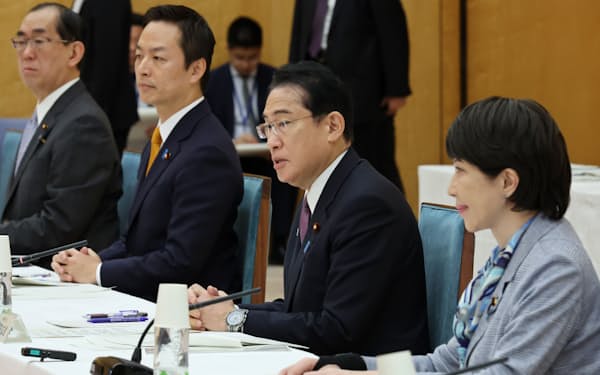 「AI戦略会議」の初会合で発言する岸田首相（11日午前、首相官邸）