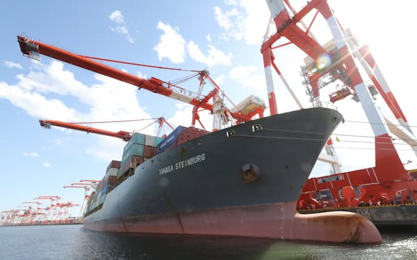 日本の貿易立国としての地位はあやしくなっている（東京港の大井埠頭に接岸するコンテナ船）