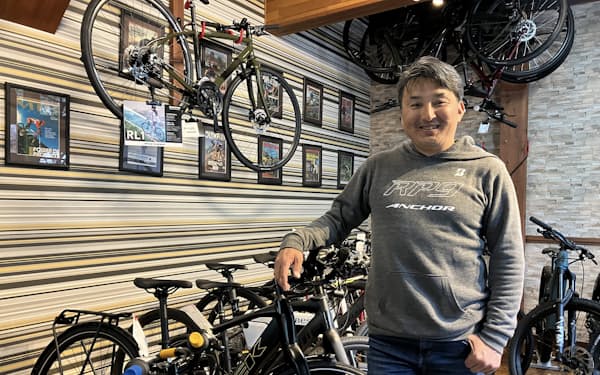 長野県一周サイクリングコースを設定した鈴木雷太さん。自身が経営する「バイクランチ」（松本市）にて
