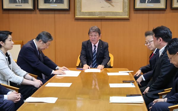 自民党の大阪府連立て直しに向けた新組織の初会合で発言する茂木幹事長㊥（11日、党本部）