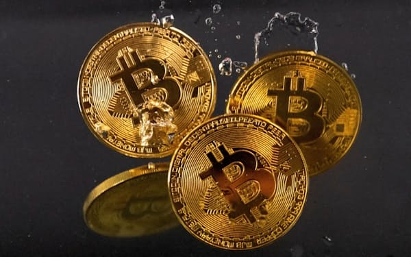 FILE PHOTO: Souvenir tokens representing cryptocurrency Bitcoin plunge into water in this illustration taken May 17, 2022. REUTERS/Dado Ruvic/File Photo