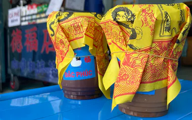 護符を巻き付けたコーヒーが人気(20日、ホーチミン)