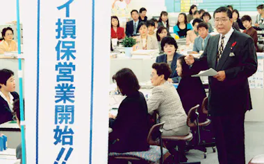 生保の営業職は一般に生保レディーと呼ばれた(1996年、東京・八重洲)=共同