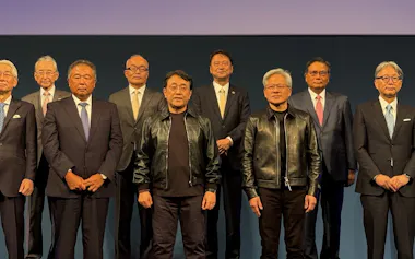 ノエトラの中核企業4社の最高経営責任者(CEO)など9人。前列左から、NECの森田隆之社長CEO、ノエトラの丹波広寅社長、「革ジャン」を着た赤沢亮正経済産業相、エヌビディアのジェンスン・ファンCEO、ホンダの三部敏宏社長CEO。後列左から新エネルギー・産業技術総合開発機構(NEDO)の斎藤保理事長、ソニーグループの十時裕樹社長CEO、ソフトバンクの宮川潤一社長CEO、産業技術総合研究所の石村和彦理事長最高執行責任者(COO)(写真:日経クロステック)
