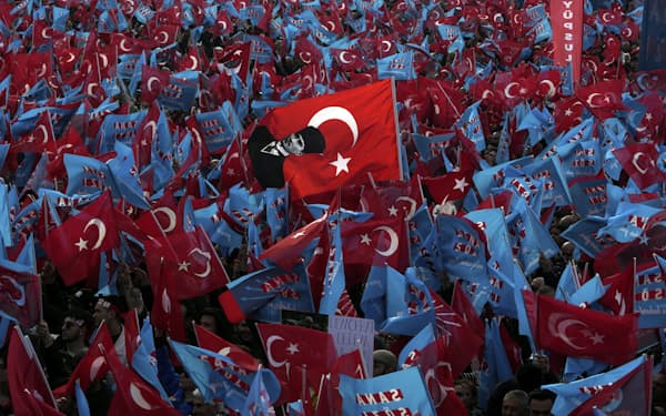  Supporters wave Turkish and CHP party flags during an election campaign rally of the leader and Nation Alliance's presidential candidate Kemal Kilicdaroglu, in Istanbul, Turkey, Saturday, May 6, 2023. (AP Photo/Khalil Hamra)