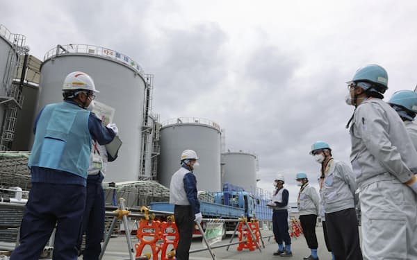 東京電力福島第1原発で処理水を保管しているタンク（３月）＝共同