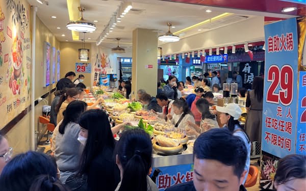 外食などサービス消費は堅調（4月、広東省深圳のセルフサービスの火鍋屋）