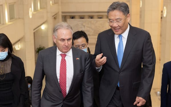 ファレル豪貿易相（左）は制裁解除に向け中国の王文濤商務相と会談した＝豪州政府提供