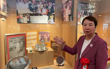 全米女子プロ選手権優勝時の記念品を前にする樋口久子さん