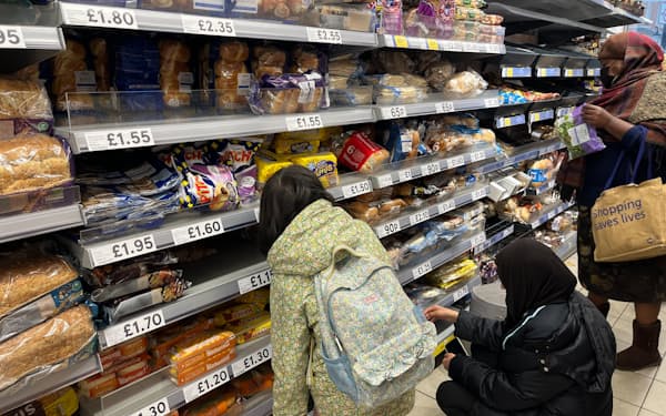 食料品価格の高止まりを受けて小売業界への批判が強まっている（ロンドン市内のテスコの店舗）